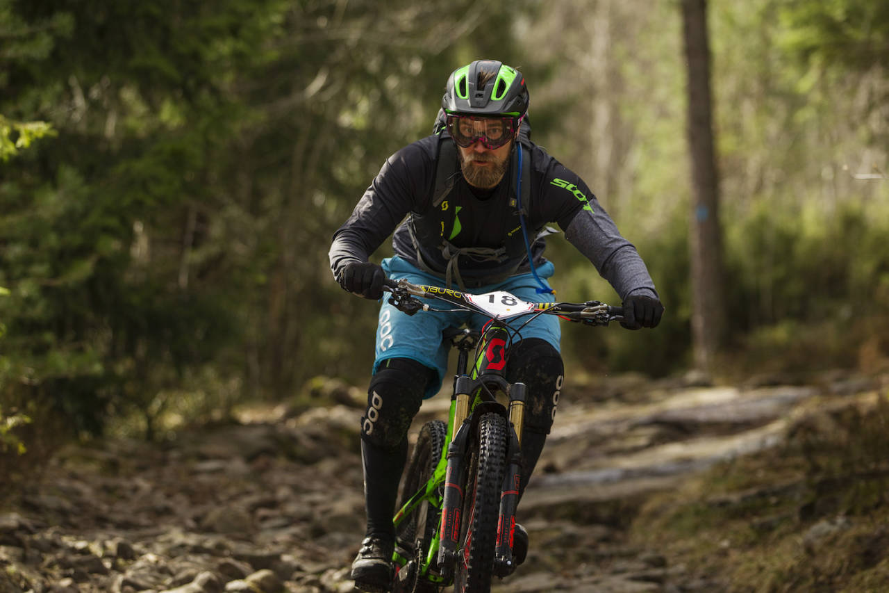 Telemark Enduro har utfordret og overrasket siden første utgave i 2016. Her er det nedovereksperten Bjørn Ballangrud som gjør sitt beste for å holde tunga rett i munn. Foto: Kristoffer Kippernes