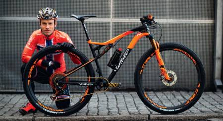 PROFF I ITALIA: Ole Hem lever sykkeldrømmen som terrengsykkelproff i Italia på italiensk sykkel. Profflaget Squadra Wilier Force 7C MTB team har utstyrt sine ryttere med det ypperste av utstyr.