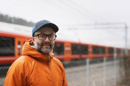 VIL HA MED NSB: Haaken Christensen håper det kan tilrettelegges bedre for sykkel på tog i Norge i fremtiden. Foto: Kristoffer Kippernes