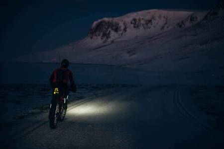 Finske Toni Lund på vei inn mot Prestholtsæter ved foten av Hallingskarvet før runding ved Ustaoset. Foto: Mikkel Soya Bølstad