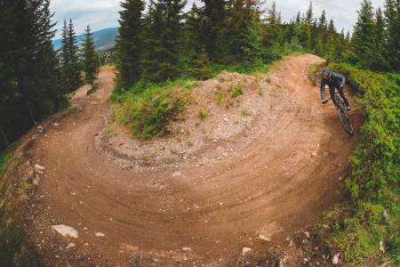 DRØM I DOSER: Simen Smestad koser seg i det Hafjell Bike Park er best kjent for; store, deilige doseringer. Foto: Kristoffer H. Kippernes