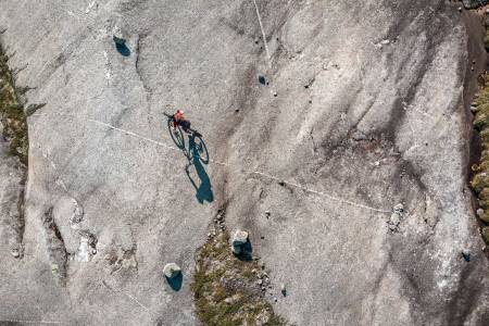 GRANITTFEST: Skjomen utenfor Narvik er et helt spesielt sted å sykle. Endeløse svaberg byr på stisykkelmuligheter utenom det vanlige. Foto: Anderas Køhn