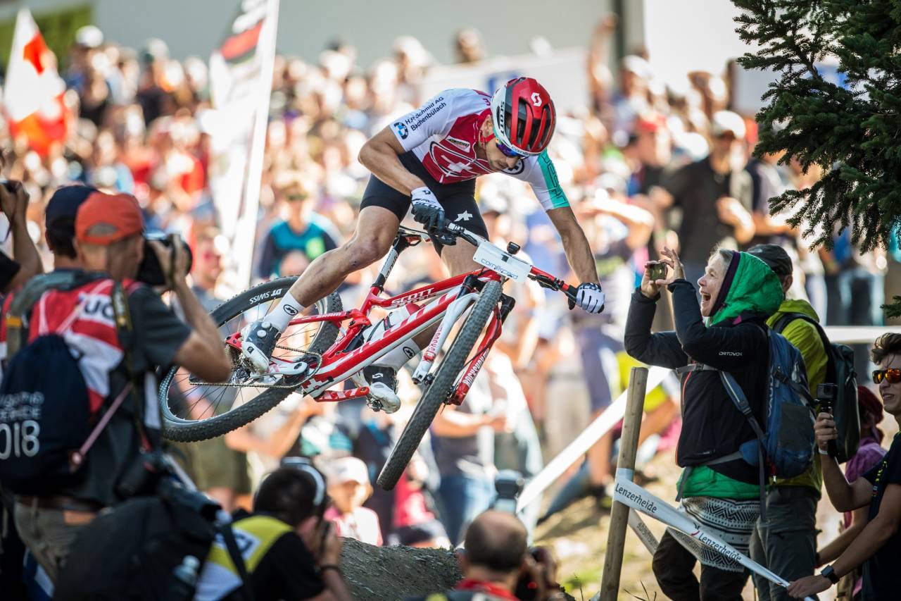 AMBASSADØR: Nino Schurter er rundbanesyklingens store stjerne. Statusen blir ikke mindre av å trikse fra første runde foran 30 000 tilskuere i sitt lokale VM-ritt som han kontrollerer fra start til mål. Foto: UCI.