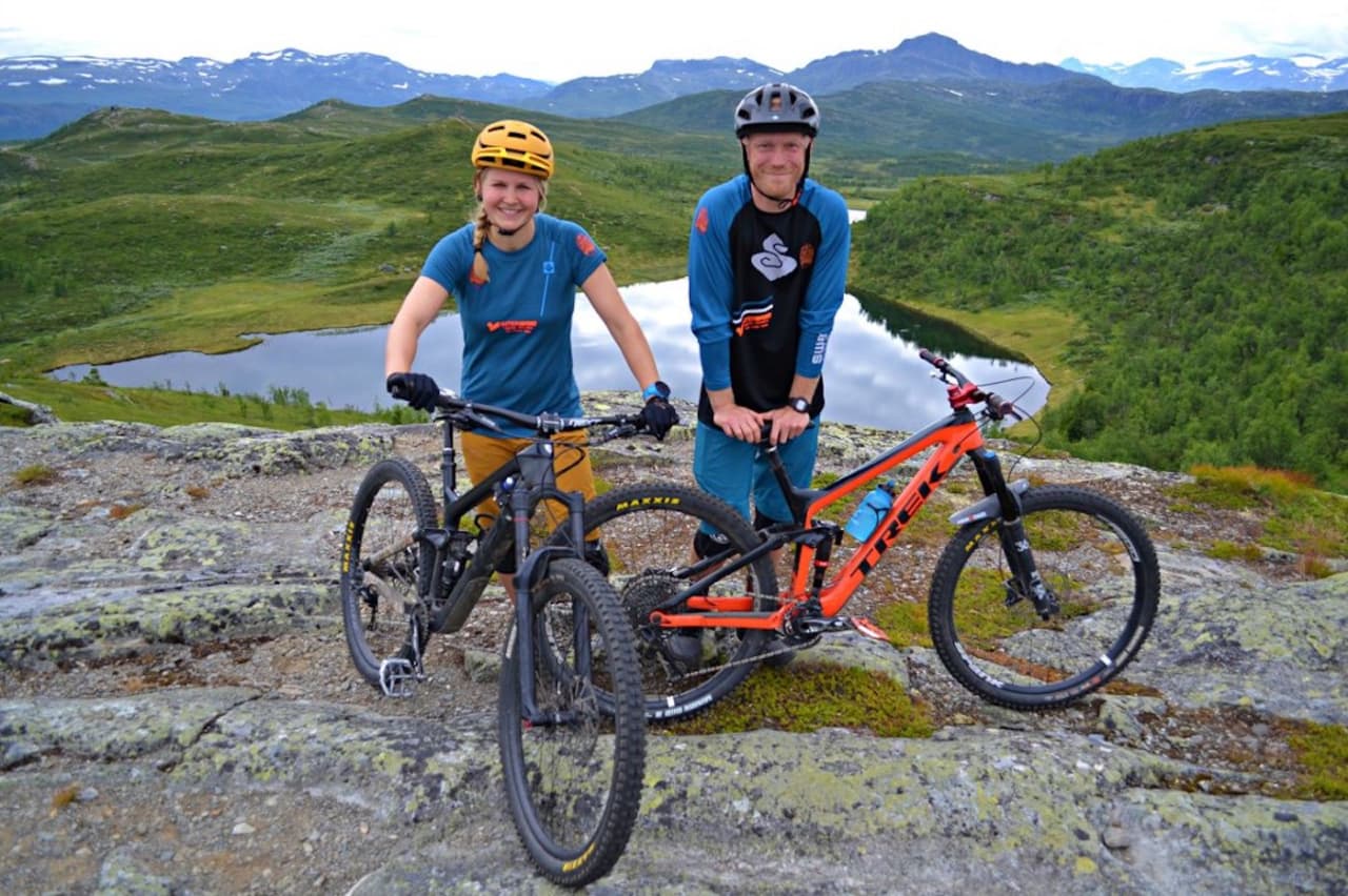 Kasper Madsen og Marie Wiborg i Bike Beitostølen er i gang med et storstilt stiutviklingskonsept for Beitostølen. Foto: Bike Beitostølen