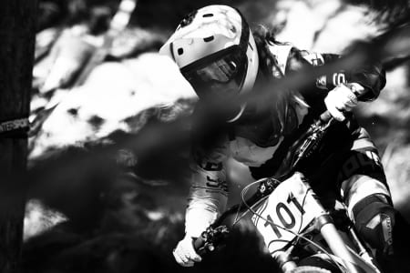 Vera Leivsdottir sykler både utfor og enduro. Under utfor-NM i Hafjell i juli er det åpent for begge deler. Foto: Snorre Veggan