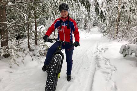 Linda Treseng sykler alle vinterøktene utendørs, på fatbike. Foto: Privat