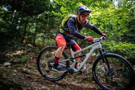 NY HABIT: Enduro-legenden Jerome Clementz har hatt noen ord med i laget når det kommer til utviklingen av nye Cannondale Habit. Foto: Cannondale