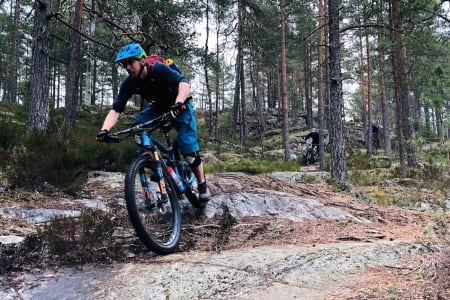 Rykter om nesten snøfrie stier kombinert med sol og varmegrader trakk over 30 stisyklister til årets første GTG-tur med NOTS i Oslomarka. Foto: Lars Thomte