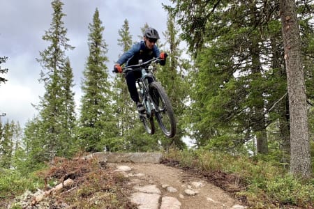 Steve Glazebrook var av de aller første som syklet den nye røde heisbaserte stien Rolling Stone i Trysil etter åpningen sist helg. Foto: Olve Norderhaug