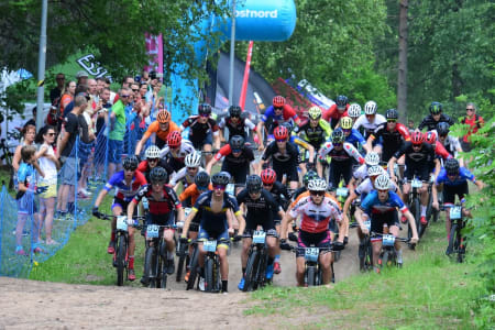 Fra starten i junior menn under Nordisk mesterskap i rundbane i Vårgårda i Sverige i vår. Foto: Hans-Georg Foss