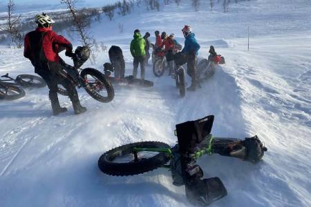 Det blåser for tida hardt i området der det 150km lange fatbikerittet Fat Viking skal sykles i helga, og kommer det ikke mer snø, vil det bli ekstremt krevende i år selv om vinden løyer. Foto: Nina Gässler
