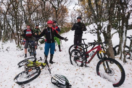 Vinter møtte høst på Oppdal i helga, men det la ingen demper for stemningen på Oppdal stisykkelcamp. Foto: Odin Sande