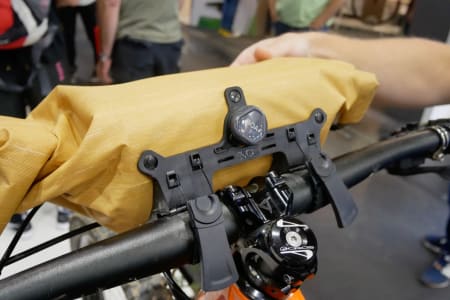 MED BOA: Evocs bikepacking-vesker festes til styret eller setepinnen med en solid og effektiv Boa-snelle. Styreveska kommer i flere størrelser. Den nette seteveska festes lett med Boa-snella, men kan også lett hektes av setepinnen