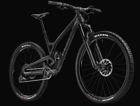 SVART: EVIL er ikke redde for å lefle med det okkulte. The Offering kommer selvfølgelig i svart - her med GX-pakke. 