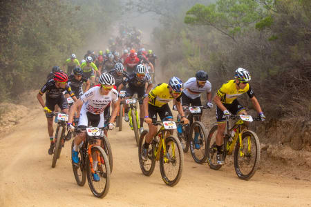 Petter Fagerhaug lå helt i front i starten av finaleetappen i Cape Epic, men fikk trøbbel med utstyret på slutten av rittet. Foto: Sam Clark/Cape Epic