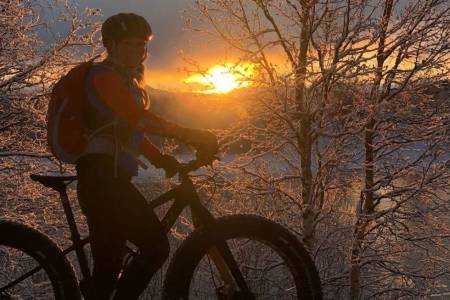 Nå er det glimrende fatbikeforhold i Alta, som frister med 65 kilometer preppede løyper.