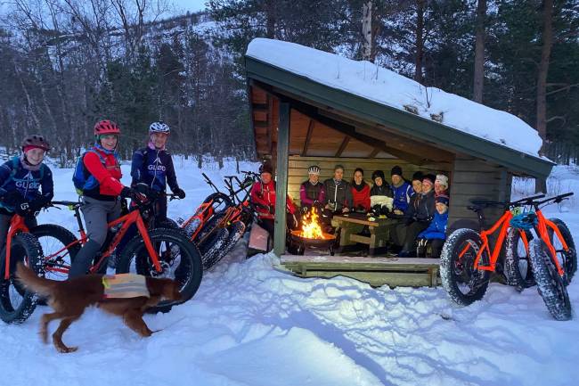 Bålpause ved gapahuken under Global Fatbike Day i Alta, der over 70 syklister var med på fellesturer og sosialt i år. Foto: Trygve Nygård/GLØD Explorer
