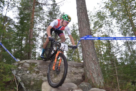 Erik Hægstad vant siste rundbaneritt i Norgescupen med nesten ett minutt, og det var i menn senior at avstanden mellom rytterne på pallen var minst. Foto: Vegard Utne
