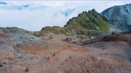 HEFTIGE SVEITS: Programleder Henrik Ulleland har blitt med sine lokale guider opp til Parpaner Rothorn (2865 moh) og kan vente seg 3000 høydemeter - nedover!