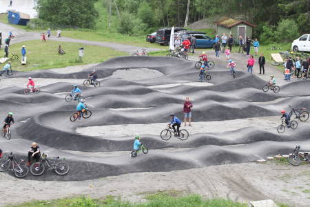 Dette er ikke en prosjektillustrasjon. Slik så det ut i pumptracken på Siggerud under åpningen på søndag. Foto: Magnus Gulliksen/Østlandets Blad