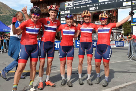 Ole Hem (andre til venstre) ble beste norske med 13. plass i maraton-VM i Sveits. Synne Steinsland (til venstre) ble nummer 62, Sylvi Sommer (i midten) nummer 58, Sunniva Dring nummer 60 og Anne Helene Reiten nummer 64. Foto: Karl Glad