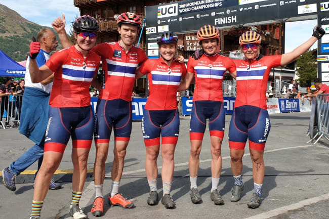 Ole Hem (andre til venstre) ble beste norske med 13. plass i maraton-VM i Sveits. Synne Steinsland (til venstre) ble nummer 62, Sylvi Sommer (i midten) nummer 58, Sunniva Dring nummer 60 og Anne Helene Reiten nummer 64. Foto: Karl Glad