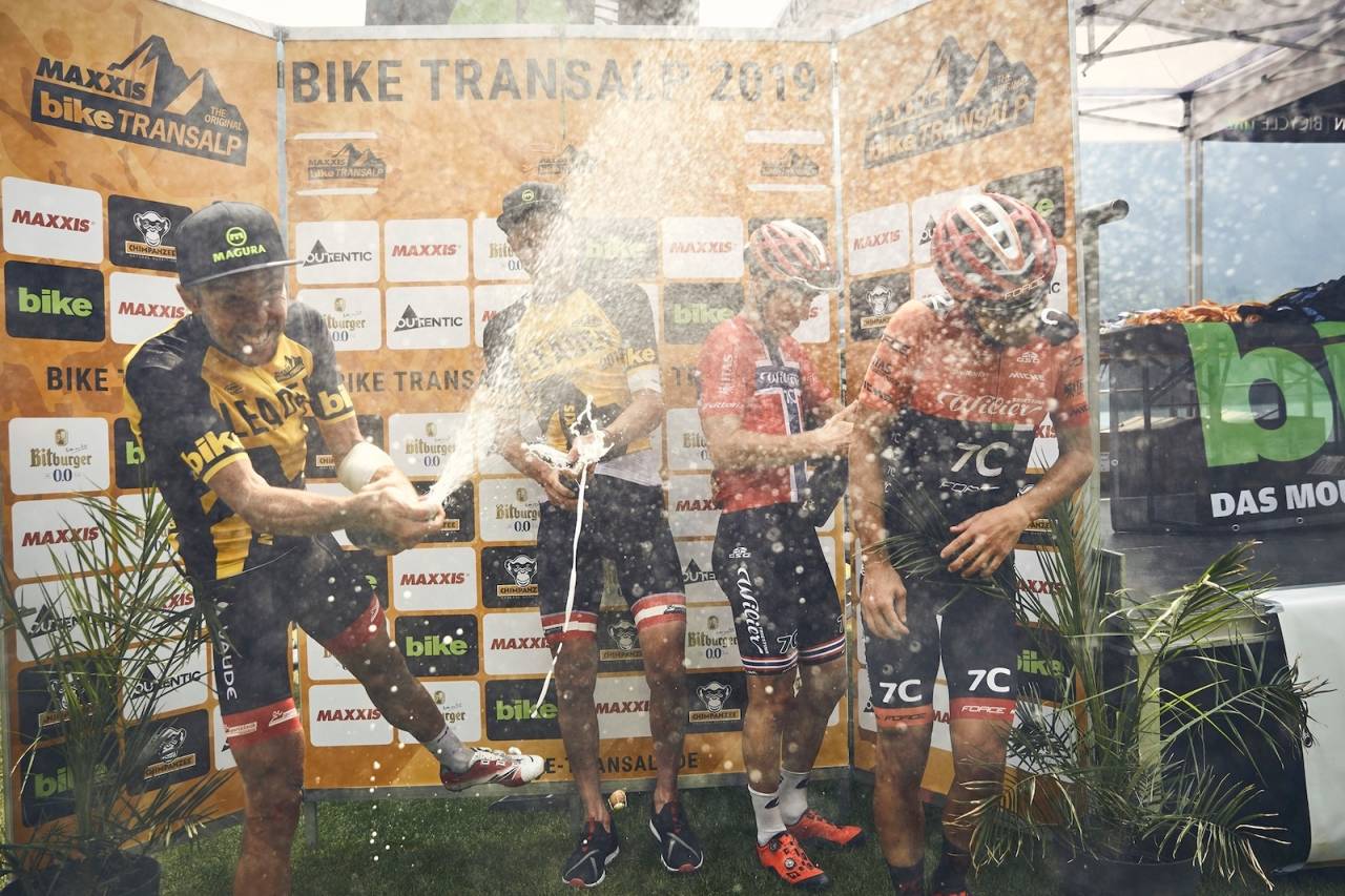 Ole Hem og makker Marco Rebagilati feiret tredjeplassen sammenlagt i TransAlp med Daniel Geismeyr og Jochen Käß fra vinnerlaget Centurion Vaude 1. Foto: TransAlp