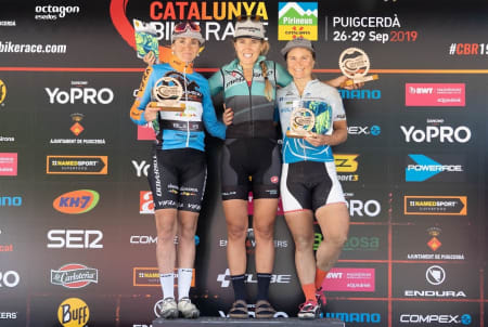 Hildegunn Gjertrud Hovdenak (til høyre) kom på tredjeplass sammenlagt i Catalunya Bike Race i Spania sist helg. Foto: Catalunya Bike Race