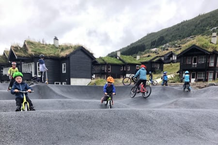 Det var yrende liv i den nye pumptracken i Myrkdalen Fjellandsby både under selve åpningen og resten av dagen. Foto: Ida Bjotveit