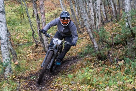Vera Leivsdottir var i en egen liga blant de to damene som stilte til start på Hardbarka Enduro i Hemsedal på lørdag. Foto: Brendan Mulholland