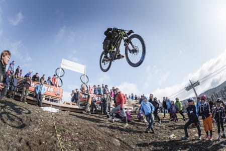 Marius Moe Ellefsrud hoppet over ti meter og vant den nye Long Jump-konkurransen under avslutningshelgen i Hafjell Bike Park. Foto: Gisle Johnsen