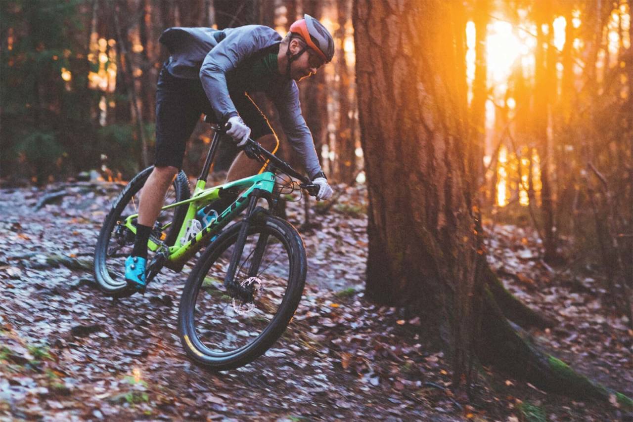 INTERESSANT: Hvor fort ulike sykler går i terrenget skapte interesse blant leserne våre i januar. Her tester redaktør Kristoffer H. Kippernes en Trek Supercaliber. Foto: Øyvind Aas