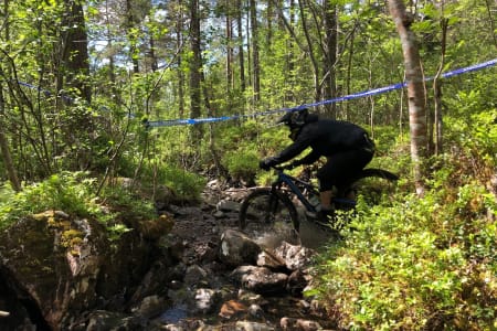 Molde Enduro bød på varierte stier og små elvekrysninger i Moldemarka, det samme området som brukes under Molde Challenge på lørdag. Foto: Anette Røssum Bastnes