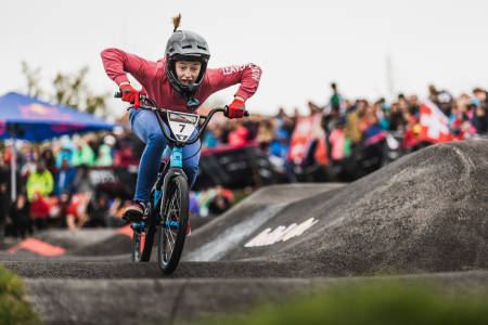 Payton Ridenour fra USA vant den første regnbuetrøya i pumptrack i fjor høst. 22. august kan du kvalifisere til årets pumptrack-VM i Harstad. Foto: Red Bull Content Pool