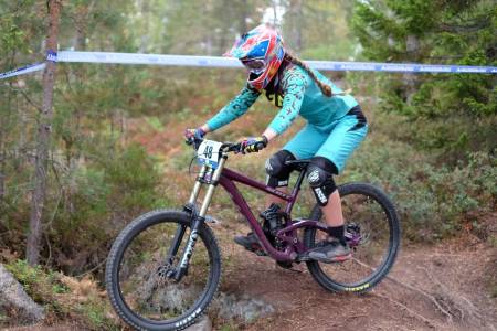 Utfortalentet Kine Haugom, som nylig vant IXS-Europacupen i utfor, må flytte ut av Norge for å fortsette utforsatsingen nesten år. Foto: Niclas Stensrud Andersen