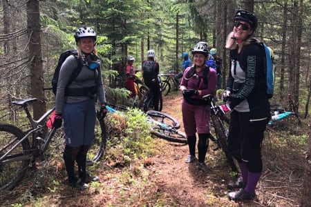 Stisykkelgruppa Herja Endurolaug begynte som en Facebook-gruppe med mål om å trekke 30 damer til DrammenEnduro. Nå teller gruppa 150 medlemmer og er blitt et permanent laug. Foto: Linda Lønmo