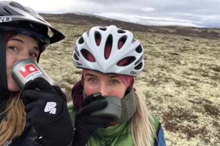 Jentecampen på Røros vil by på noe av den mest spektakulære stisyklingen i området, både i høyfjellet og andre utvalgte steder nær Bergstaden, med fokus på fellesskap og sosialt så vel som sykling. Foto: Maren Todal