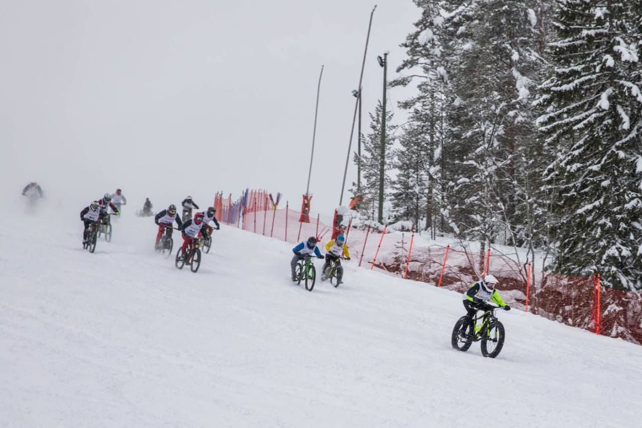 Magnus Slinger Sørli (med blå jakke i midten) tok seieren på Snowstock 2019 på oppløpet. Foto: Lars Rønaas