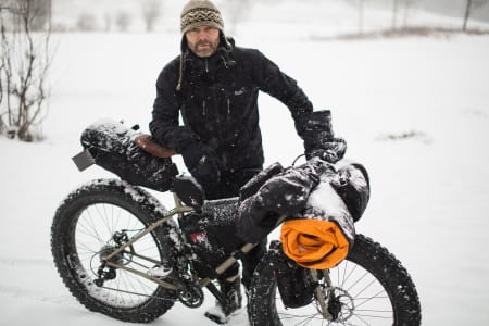 BIKEPACKER: Sykkelskribent Mikkel Soya Bølstad får med seg alt han trenger på sykkelramma når han drar på langtur. Bilde: Christian Nerdrum