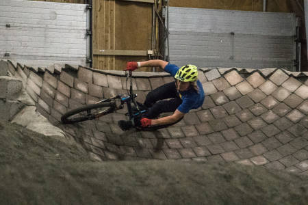 IKKE TRÅ: Bygg fart i terrenget uten å trå. Det er hele poenget med pumptrack og grunnen til at alle som sykler burde prøve seg i kuleløypa en gang i blant. Brage gjør det derimot veldig ofte. Bilde: Christian Nerdrum