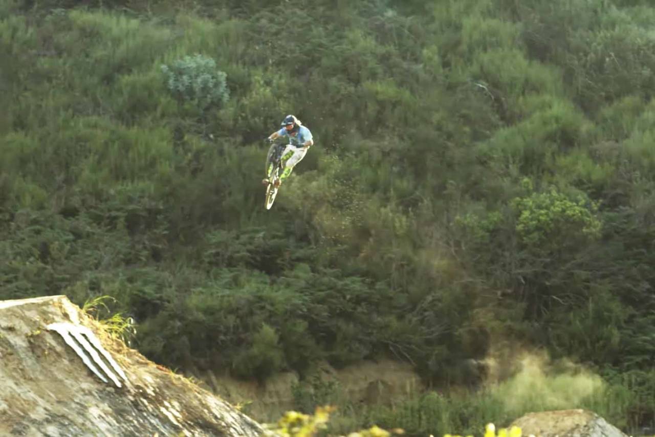 ENORME HOPP: Freeridekonkurransen DarkFest har hopp i aller største kategori. Foto: Skjermdump DarkFest