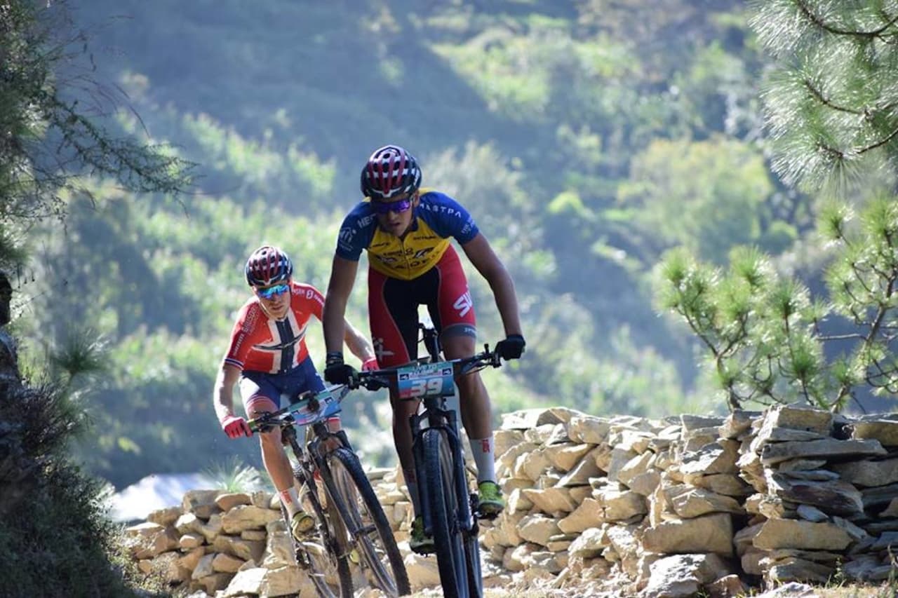 Thomas Engelgjerd (foran) tok tre etappeseiere og sammenlagtseier i MTB Himalaya, mens Ole Hem vant en etappe og ble nummer tre totalt i det ni dager lange rittet i India. Foto: MTB Himalaya