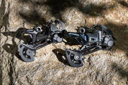 12-DELT TIL ALLE: Shimano kommer sent til 12-delt-festen, men de kommer godt. Her XT-gir i versjon for todelt krank, SLX-gir i versjon for enkelkrank. Foto: Irmo Keizer