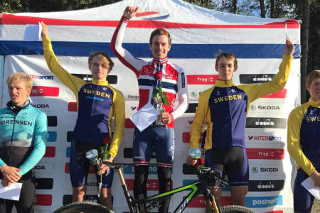 Martin Siggerud vant sprinten under Karl XII-rittet i Halden som var siste konkurranse i Norgescupen 2019. Svenskene Vilgot Lindh og Viktor Lindquist ble henholdsvis nummer to og tre. Foto: Privat