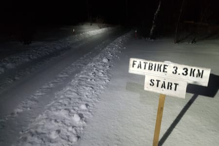 Mørketid er ingen hindring: Tirsdag kveld ble den tekniske løypa Smørstadjordet fatbike innviet. Starten ser imidlertid overraskende snill ut. Foto: Stig-Ronny Nilsen