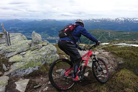 Helibike-turen fra Lønahorgi på 1610 meter over havet ned til sentrum på Voss er blitt en klassiker på turemenyen under Ekstremsportveko. Foto: Tommy Aslaksen