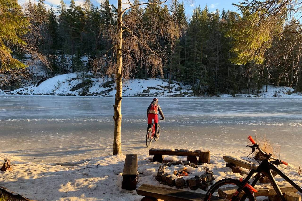 På Syverudtjern er det brøytet isbane. Den ble selvsagt testet på lørdagens fellestur i Syverudrunden, her ved turens yngste deltaker Miriam Dyrnes (14). Foto: Trond Dyrnes