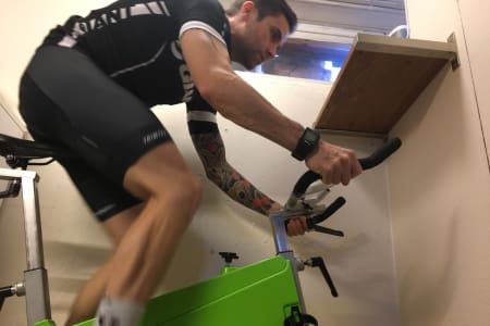 Spinningsykkelen er grønn, gild og godt brukt, og stillegående nok til å fungere på maks watt også etter at barna har lagt seg, sier Truls Haugseth. 