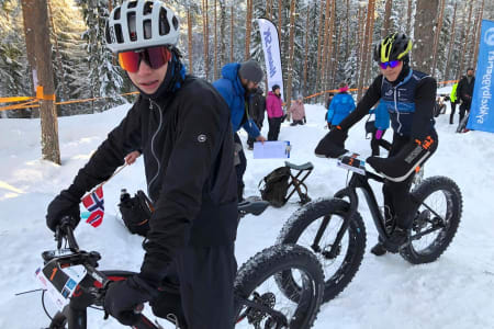 William Høines Larsen (til høyre) og William Handley satte de erfarne tjukksyklistene på plass i den tekniske løypa i presteskogen i Aurskog. Foto: Arrangøren
