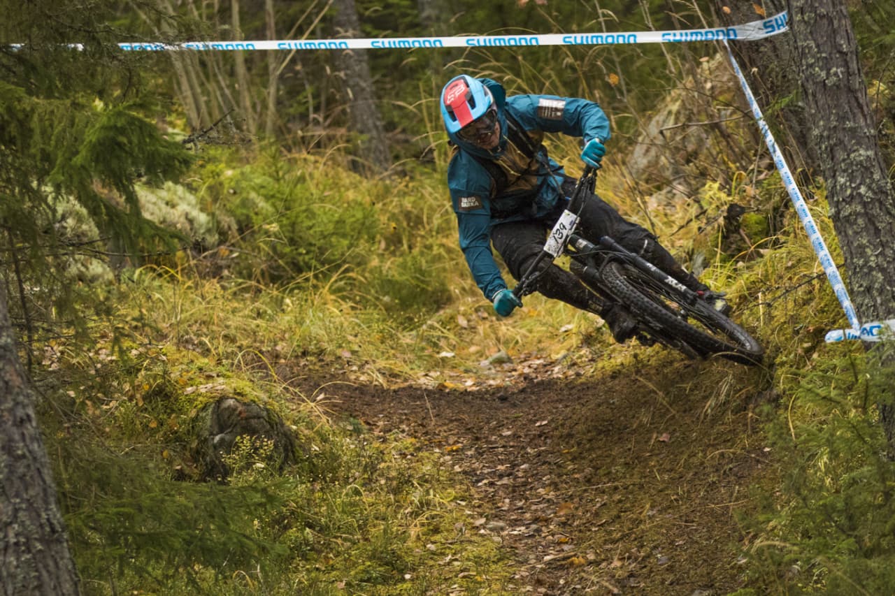 Anders Skarstein og resten av deltakerne på Ringerike Enduro kan vente seg vesentlig tørrere forhold til helga enn da rittet ble arrangert for første gang i fjor høst. Foto: Per-Eivind Syvertsen